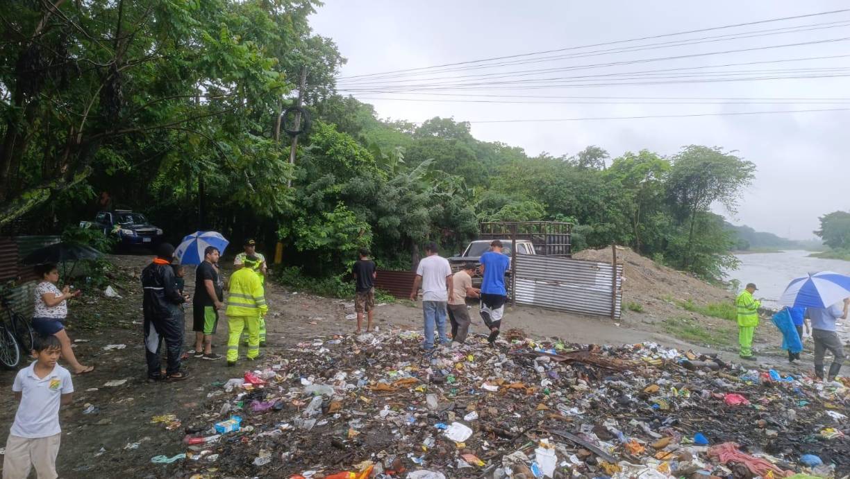 Las lluvias ya dejaron algunas emergencias en la zona norte del país, aunque sin víctimas que lamentar. Por ejemplo, un conductor que intentó cruzar un vado el río Sauce con su pick-up casi es arrastrado por la corriente. 