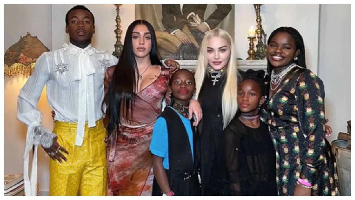 Los otros hermanos de David incluyen a: Lourdes León, de 24 años, hija de Carlos León, Mercy, de 15 años, que fue adoptada de Malawi en 2007 y a las gemelas Estere y Stella, también de Malawi en 2017.