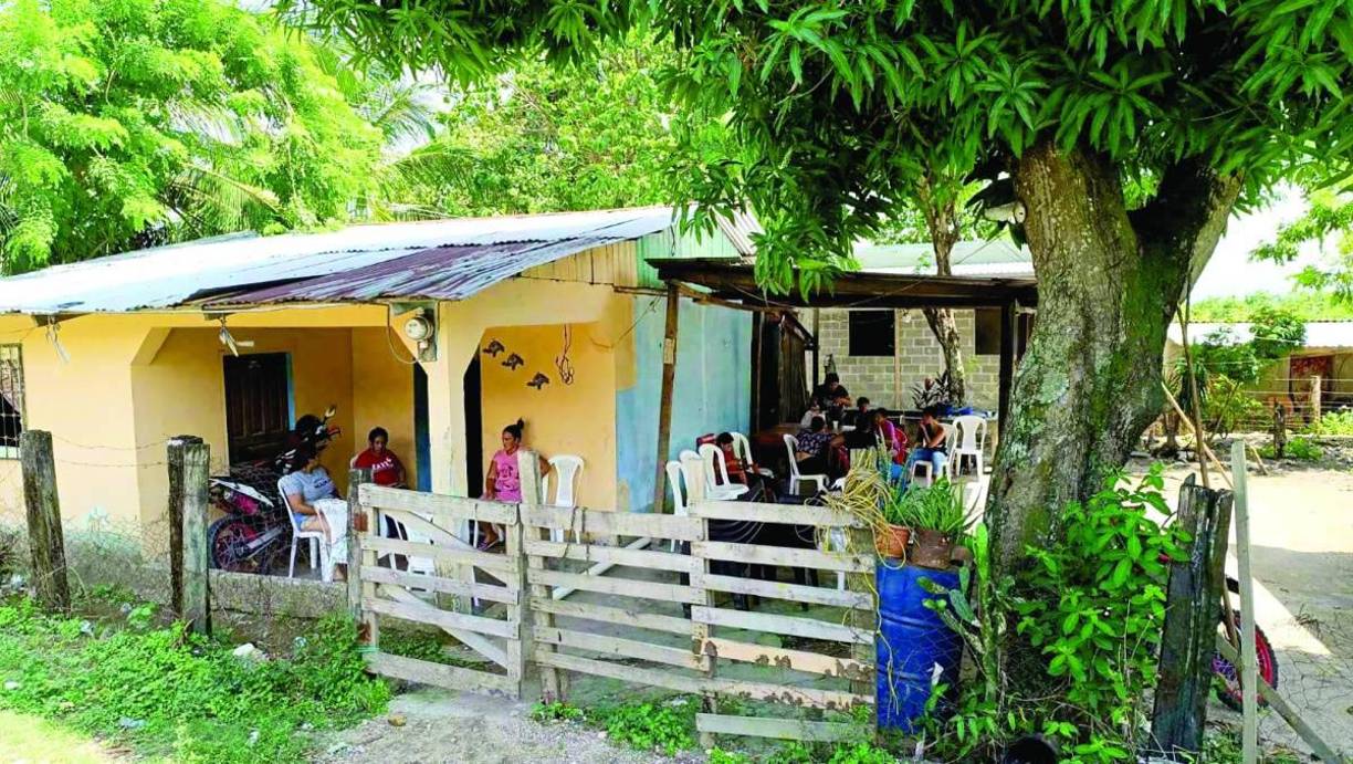 Desde antes de las 7:00 de la mañana de este viernes, una caravana fúnebre con los tres cuerpos salió desde la casa de residencia ubicada a la orilla del bulevar de la CA-13, en Puente Alto hasta el cementerio municipal, donde su familia y amigos tomaron un tiempo para verlos por última vez antes de enterrarlos. 