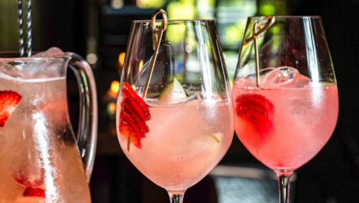 La coctelería que ofrece este lugar va desde copas de 10 dólares hasta botellas de 13 mil dólares como el whisky Macallan de 700 ml.