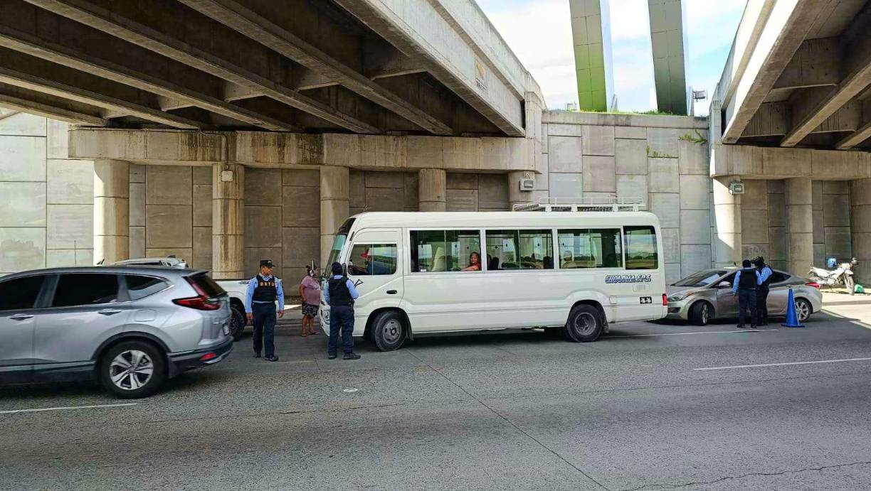 En bulevares y calles de San Pedro Sula hay varios operativos policiales para investigar si pasajeros, conductores u ayudantes de los buses tienen cuentas pendientes con la ley.