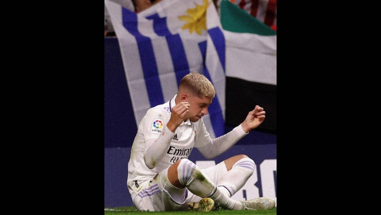 Tras todas las ofertas que recibió, el Peñarol lo hizo debutar rápido, ya que el Barcelona y el Chelsea se le acercaron, pero el club espero una mejor oferta y así fue como llegó el Real Madrid.