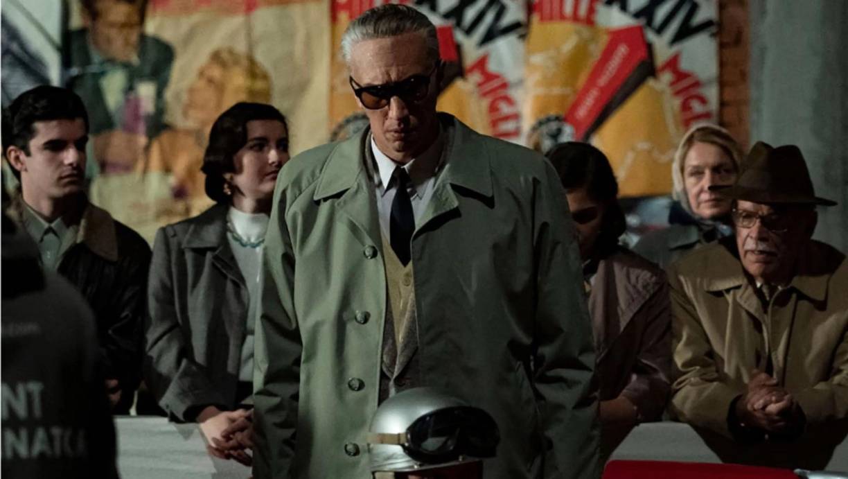 3, Ferrari. Este biopic sobre Enzo Ferrari (Adam Driver), el fundador de la escudería y de la marca con el mismo nombre, cuenta la vida del hombre que revolucionó la alta potencia del automóvil deportivo italiano y su apasionada relación con su esposa Lina (Shailene Woodley), explica el sitio especializado Sensacine. Ambientada en 1957, muestra el complicado momento que vivieron tanto Enzo como su escudería cuando, compitiendo en la Mille Miglia, un Ferrari se estrelló y provocó la muerte de nueve personas. Pero, a su vez, la lucha con Maserati por la supremacía en la competición estaba más latente que nunca. La película está disponible en HBO Max.