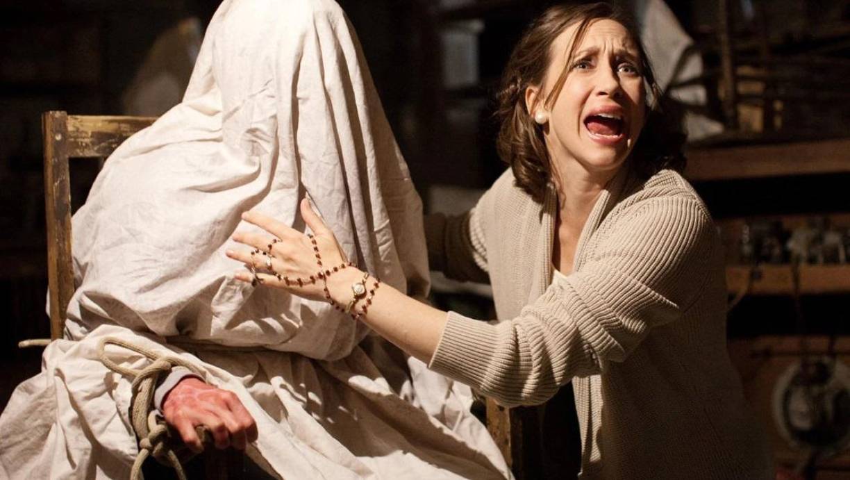 Basada en hechos reales, “El Conjuro” cuenta la historia de Ed y Lorraine Warren, dos investigadores paranormales que ayudan a una familia aterrorizada por una entidad oscura. Su combinación de tensión y sustos la hace imprescindible. Está en Max, Hulu, Youtube, Apple TV, Google Play y Amazon Prime. 