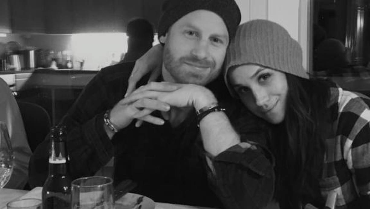 En la primera entrega de su documental, Harry y Meghan afirmaron que se conocieron a través de Instagram, contradiciendo las versiones que ellos mismos dieron a la prensa de que habían sido presentados por una amiga en común en una cita a ciegas.