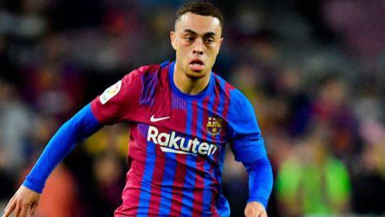 LATERAL DERECHO: Sergiño Dest