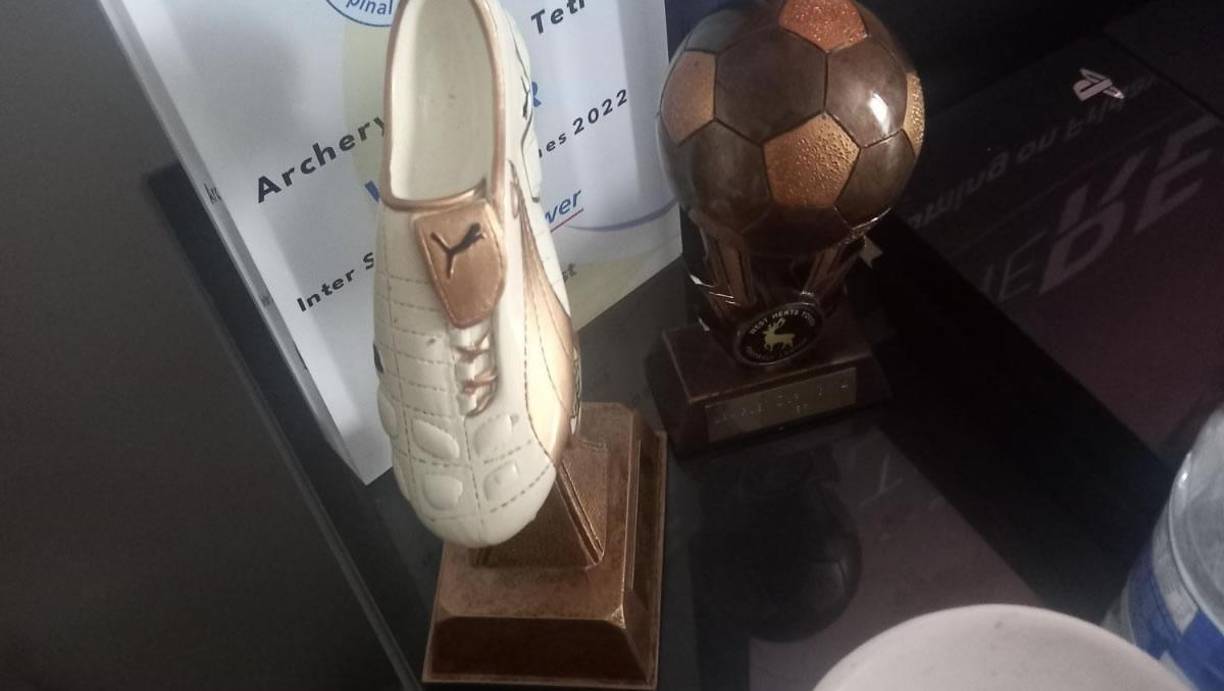 Daniel Cain tiene varios trofeos de sus días de futbolista, antes de pasar por este terrible momento.