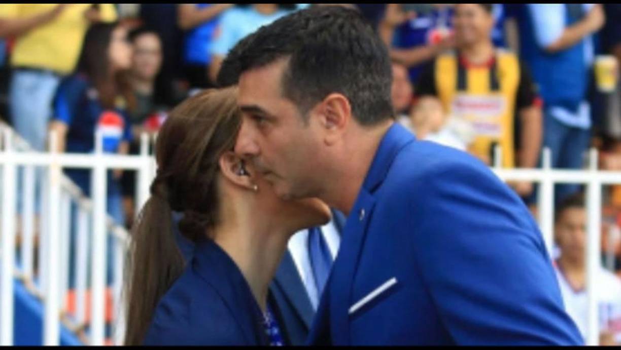 La presentadora de Televicentro confirmó su compromiso con el extécnico del Motagua. ‘‘Soy una persona feliz en todos los aspectos de mi vida y sentimentalmente lo estoy, estoy comprometida, muy feliz”.