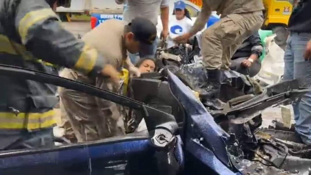 Instantes en que elementos del Cuerpo de Bomberos sacan a Celeste del amasijo de hierro.