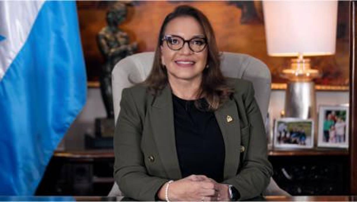 Xiomara Castro con un Outfit en colores oscuros.