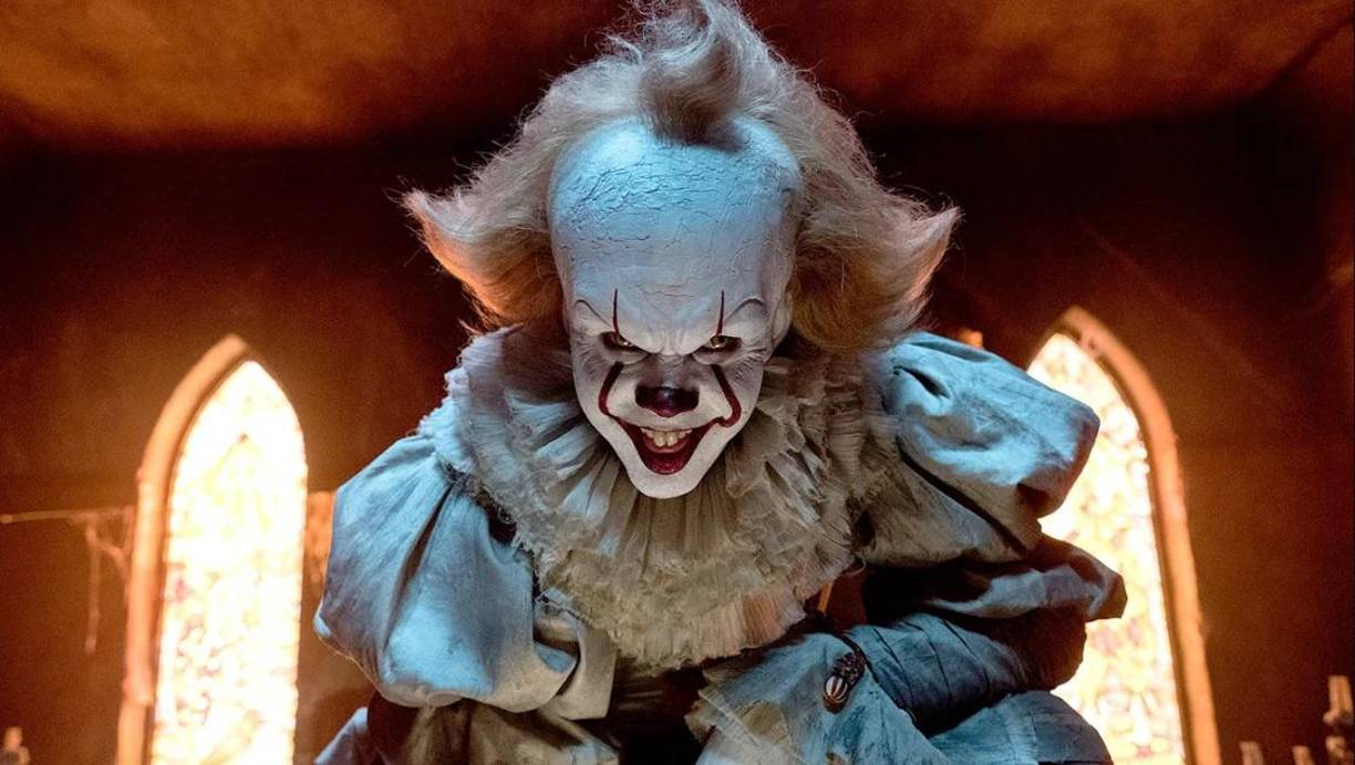 “IT” trata sobre varios niños de una pequeña ciudad del estado de Maine que se alían para combatir a una entidad diabólica que adopta la forma de un payaso y desde hace mucho tiempo emerge cada 27 años para saciarse de sangre infantil. La primera película salió en 1967, y también fue adaptada a una miniserie de 1990 En las cintas de 2017 y 2019, la primera parte contó la historia del “club de los perdedores” cuando eran niños y se enfrentaron a Pennywise. La secuela, IT: Capítulo 2, relata lo que pasa 27 años después, cuando el payaso regresa al pueblo de Derry y los perdedores, ahora adultos, deben luchar contra él una vez más. Véala en Max, Hulu, Youtube, Apple TV, Google Play y Amazon Prime. 