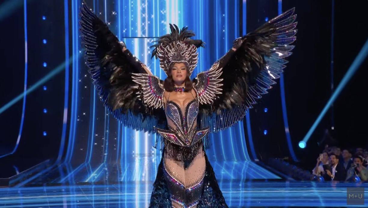 Miss Universo Nicaragua Sheynnis Palacios está lista para extender sus alas. Representando el surgimiento del país a la luz después de un período de oscuridad, Sheynnis lució un majestuoso conjunto negro con destellos.