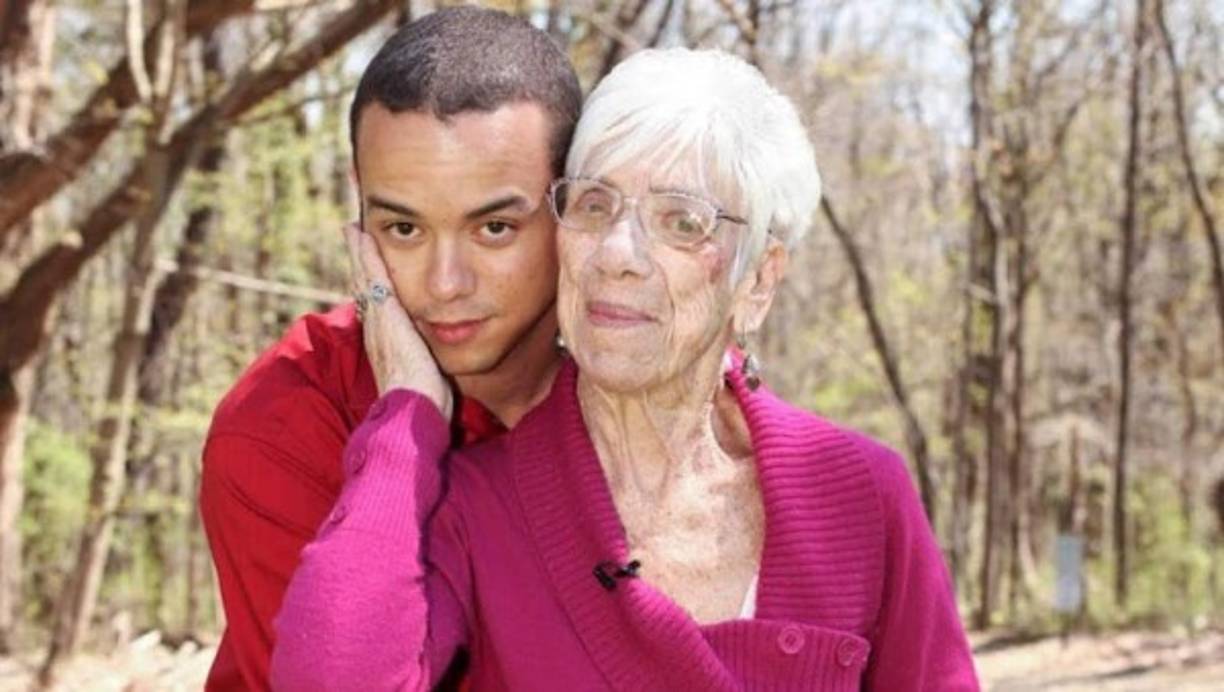 En esta relación hay 60 años de diferencia, pero también mucho amor. Kyle Jones, de 31 años, y Marjorie McCool, de 91 años, se conocieron cuando él entró en la librería donde ella trabajaba y le pidió su número. El chico sale con varias mujeres a la vez y se las presenta a su madre de 50 años.