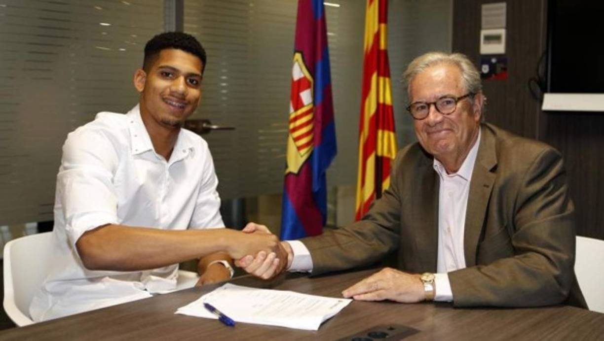 El Barcelona ha anunciado el fichaje del uruguayo Ronald Araujo. El defensa llega por 1'7 millones de euros y firma para 5 temporadas. De momento, jugará en el Barça B.