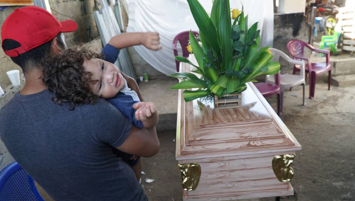 Sarahí López fue velada en su casa en la colonia Cerrito Lindo en el sector Rivera Hernández.