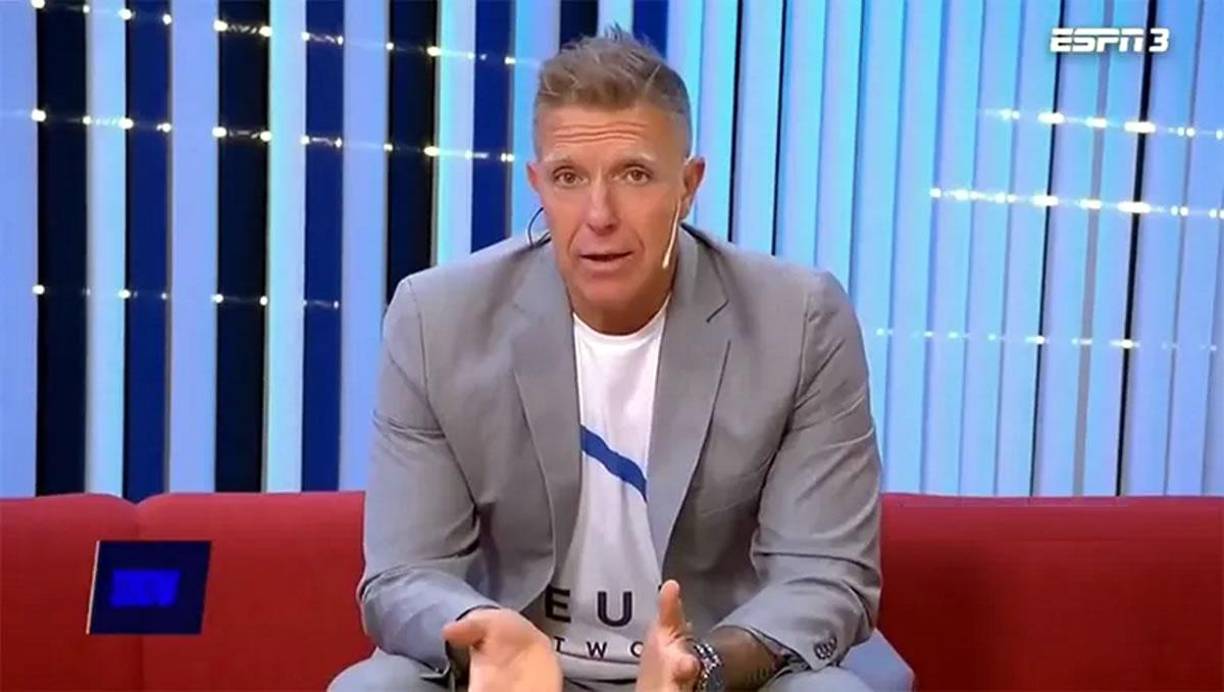 “Quiero dejarlo aclarado antes de que salgan con los titulares ‘Fantino destrozó a Vignolo en la primera transmisión de Neura’. No, estoy hablando de la comunicación de Vignolo. Porque por ejemplo, hacer un chiste de que él no sabía la letra de Aurora y cantar ‘Azulala’ y tomarlo como una broma a mí no me parece que sea gracioso”, concluyó Fantino, en una tremenda polémica que acabó en su despido.