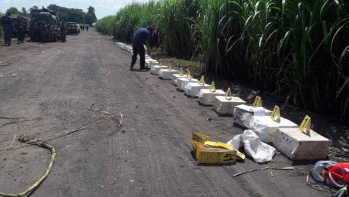 En el interior de la avioneta, localizara entre los cañaverales de una finca en Sipacate, hallaron1.522 kilos de droga, que después de la prueba de campo realizada por los fiscales del Ministerio Público concluyeron que era cocaína.