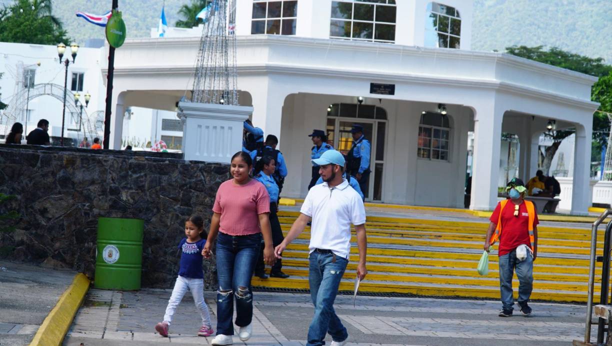 En el parque debido a la afluencia de personas hay mucha seguridad desde el viernes que se dio por iniciada la temporada navideña.