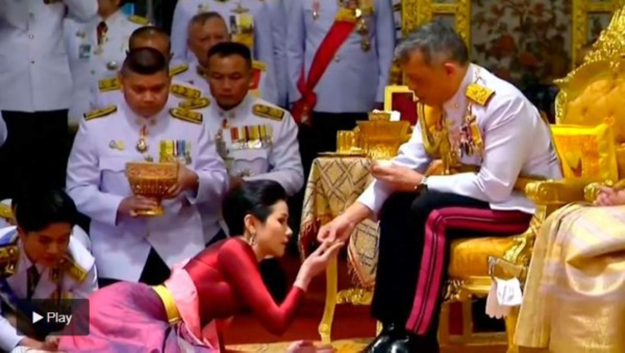 Desde que fuera relegada de de su puesto, se le ha perdido la pista a Sineenat Wongvajirapakdi.