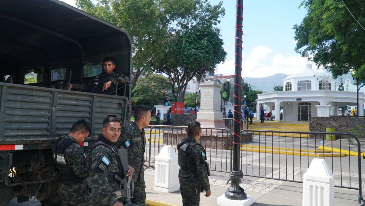 En el parque se ha desplegado un contingente de la Policía Militar.