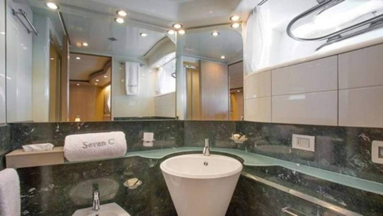 Los sanitarios que posee el yate.