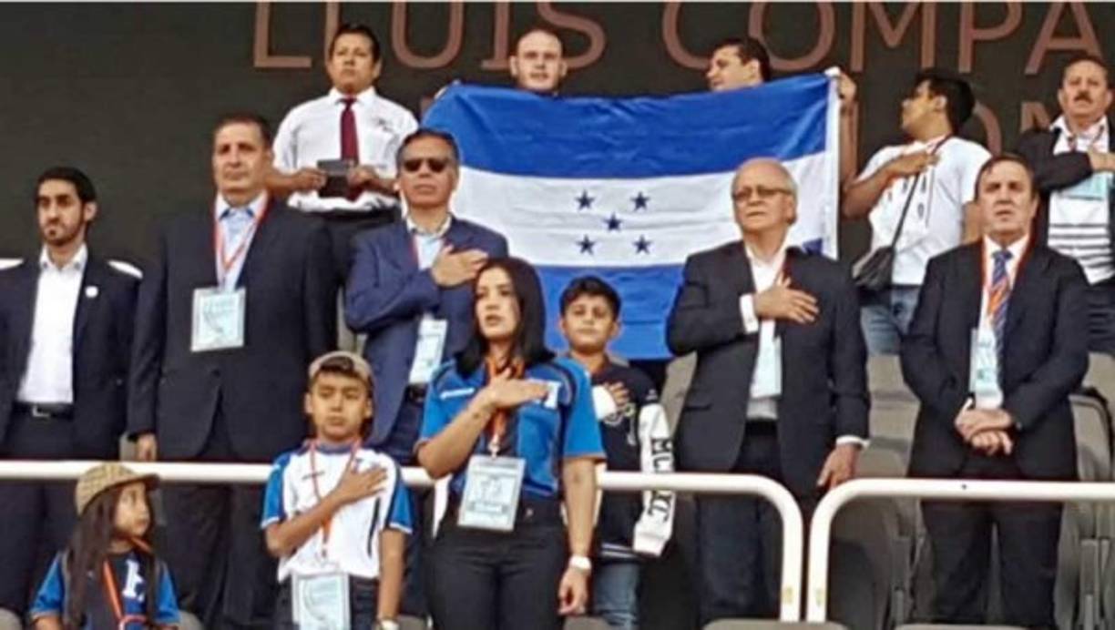 La esposa de Emilio Izaguirre, Virginia Varela, estuvo en las gradas del estadio Olímpico de Montjuïc junto a sus hijos apoyando a su pareja. Foto @FenafuthOrg
