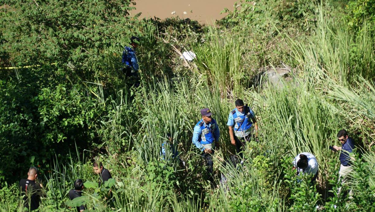 Según el informe de las autoridades, el vehículo, que se desplazaba desde el sector de Cofradía hacia San Pedro Sula, se precipitó a una hondonada, arrastrando consigo al ocupante varios metros.