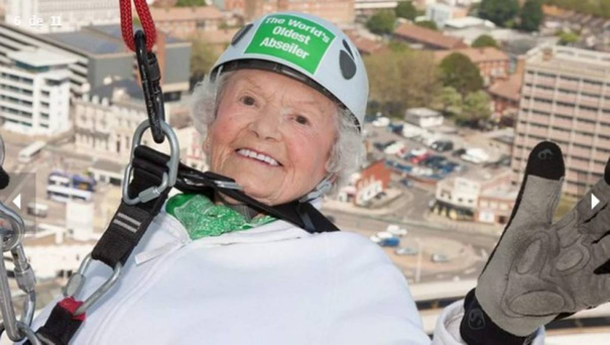 Con 100 años, 'Daring Doris' Long, es la mujer con más años en hacer rapel. Empezó a practicar el deporte extremo a los 85 y celebró su centésimo cumpleaños subiendo hasta 94 metros en el Portsmouth Spinnaker Tower.