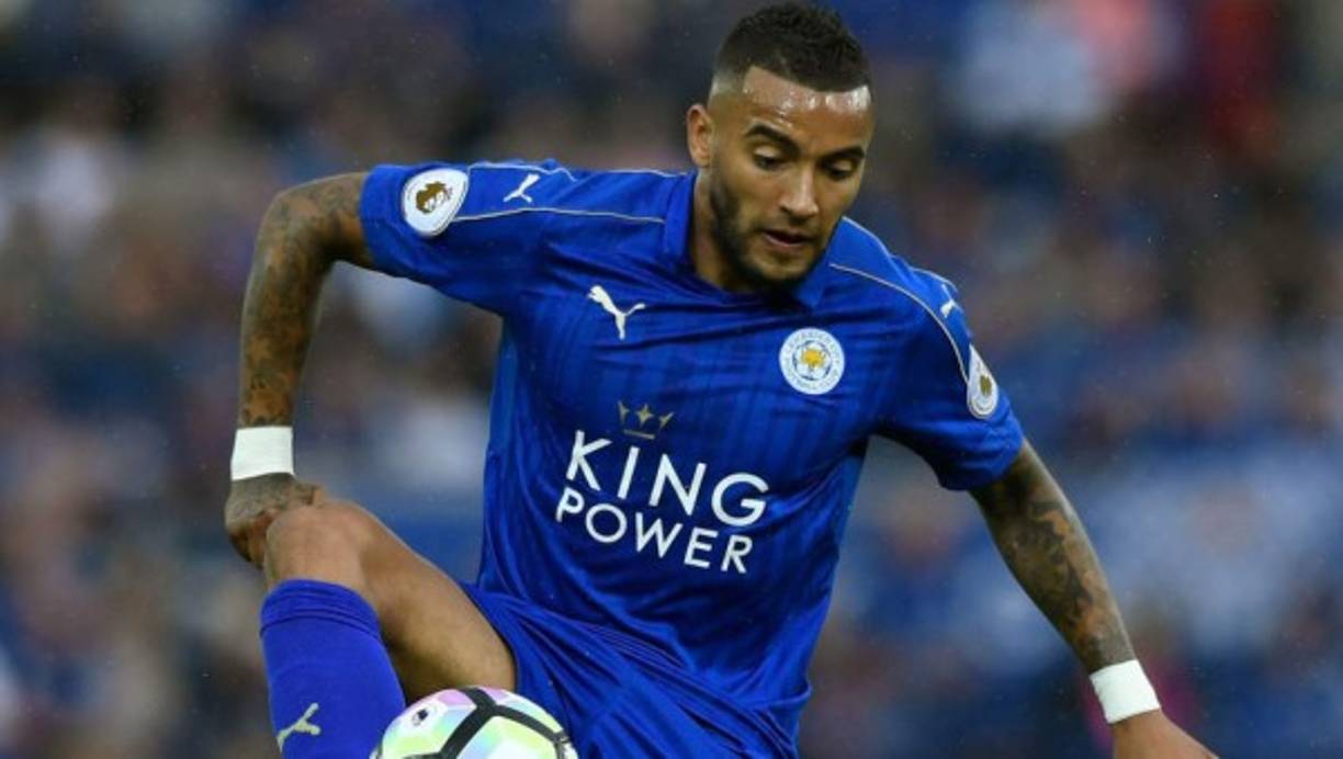 Danny Simpson: El lateral derecho del Leicester, se corta el pelo antes de cada partido y se pone todas las prendas de ropa empezando por el lado izquierdo.