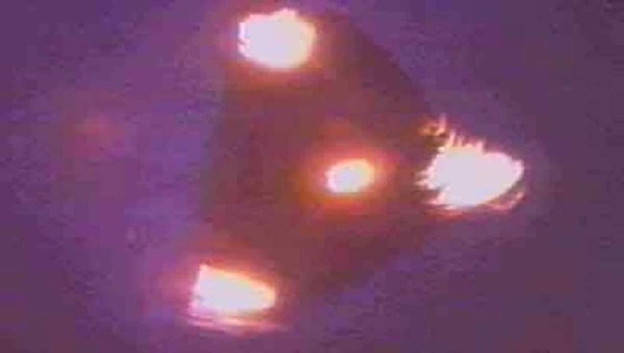 OLEADA BELGA DE AVISTAMIENTOS (1989-1991)<br/>En una serie de avistamientos que comenzó en noviembre de 1989, varias personas aseguran haber visto en los cielos sobre Bélgica objetos voladores en forma de triángulo. Aunque se tomaron varias fotos de los extraños objetos, existen dudas sobre su autenticidad.<br/>