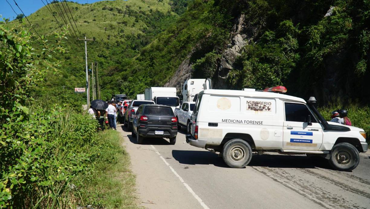 El accidente ocurrió a la altura de la colonia Lempira, en una zona de alto riesgo en esa carretera, cuyos derrumbes son constantes y en el margen izquierdo tiene una ladera sin barda protectora hacia el río Chamelecón. 