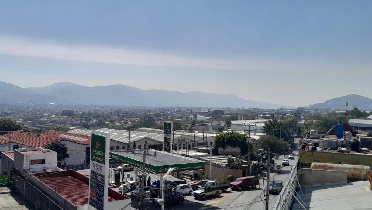 Bajando las colinas desde la altura de la ciudad de México, al fondo se observa el valle donde está situada Cuernavaca. Los bosques de pino que la rodean, hace que se sienta paz tras salir del infernal tráfico de Ciudad de México y del bullicio de la gente y los automóviles.