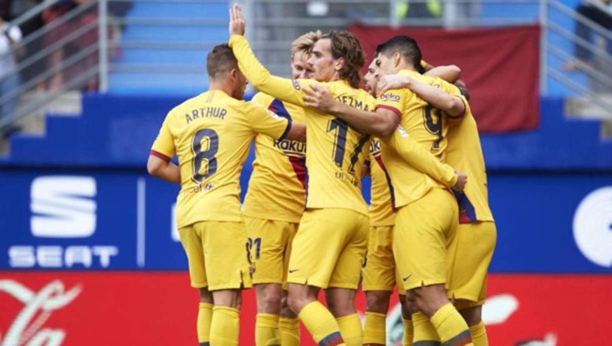 Real Madrid's German midfielder Toni Kroos (2L) celebrates with teammates after scoring the opening goal during the Spanish League football match between Real Madrid CF and SD Eibar at the Alfredo di Stefano stadium in Valdebebas, on the outskirts of Madrid, on June 14, 2020. (Photo by PIERRE-PHILIPPE MARCOU / AFP)