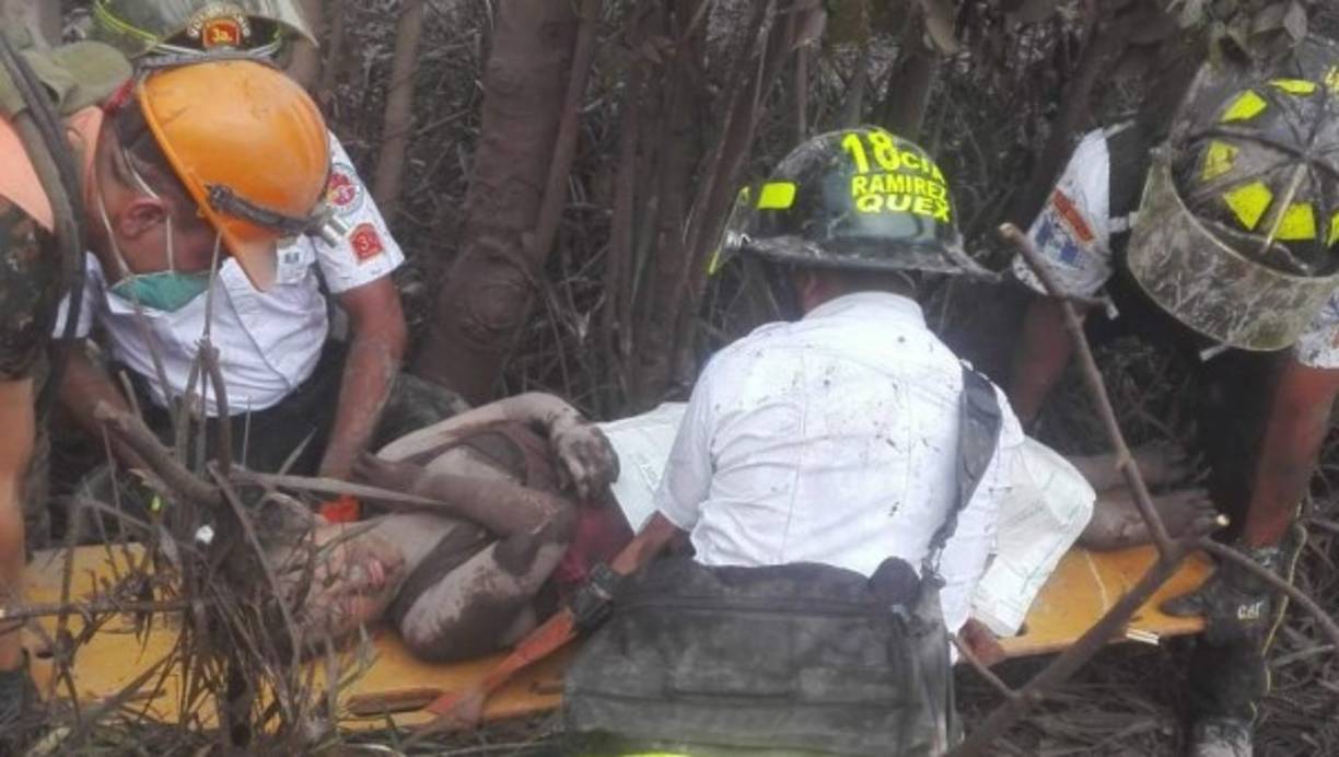 Más de 20 personas resultaron heridas y otras 2.000 han sido evacuadas por la erupción que ha afectado a comunidades rurales cercanas al volcán, y poblados urbanos, entre ellos la ciudad colonial de Antigua, el sitio turístico más importante del país. Foto: Twitter @RBCNoticiasGT.