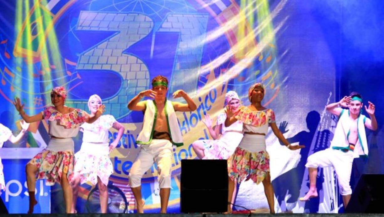 Desde Cuba, la tierra del mambo, los bailarines deleitaron con sus sensuales movimientos.