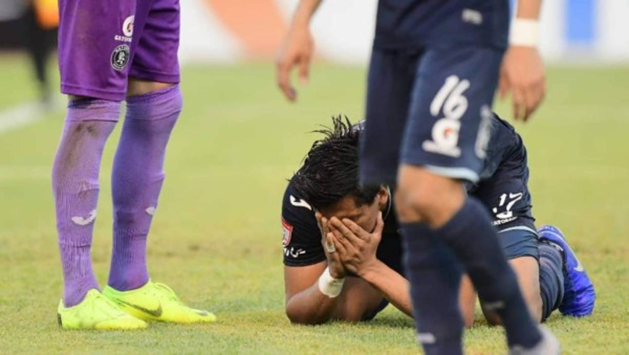 El defensor Denil Maldonado fue expulsado tras cometer la falta penal.