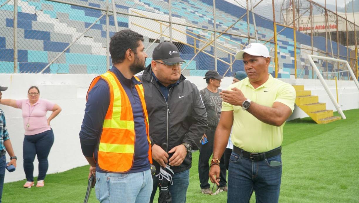 “Entonces que dejen los medios de comunicación que dicen que excelente la obra del estadio. No, esto no está excelente, esto está mal. Le platiqué con la gente del Real España, les pregunté qué posibilidades existen de que nos den apoyo en caso de poder traer nosotros este especialista extranjero para que en 20 días nos tenga finalizado todo, con butacas y todo. Y me dijo la dirigencia del Real España, que le agradecemos públicamente en nombre de la presidenta Castro, que no nos preocupáramos, que ellos quieren tener la cancha lista para inicio del torneo Apertura, y nosotros la vamos a tener lista para inicio del torneo Apertura. Es una empresa particular. Nosotros también solicitamos la supervisión de todas las canchas”: Mario Moncada.