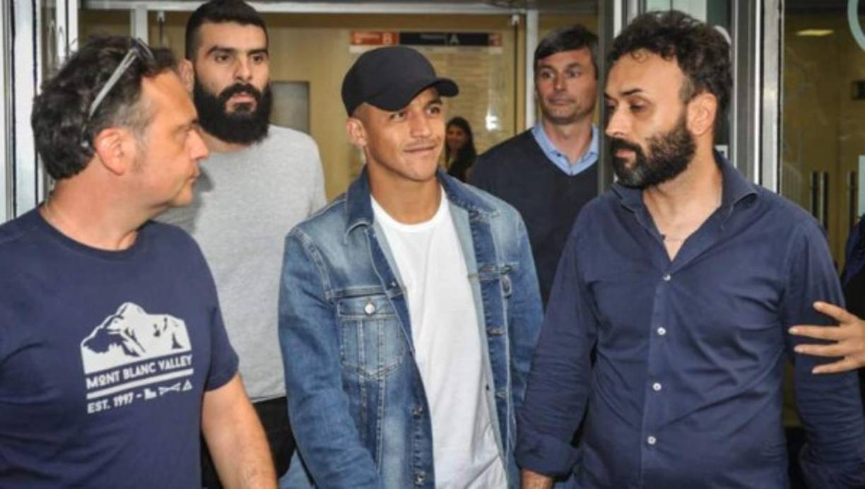 El atacante chileno Alexis Sánchez aterrizó en la tarde del miércoles en el aeropuerto de Milán. Como apunta Calciomercato, más de cincuenta hinchas del Inter lo recibieron a su llegada. El fichaje del jugador chileno por el club 'neroazurri' se anunciará en las próximas horas.