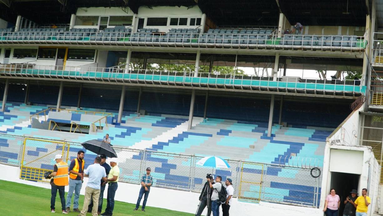 Las graderías ya se encuentran pintadas con colores azul y blanco.