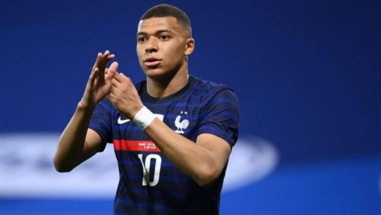 'Mbappé fichará por el Real Madrid', estas han sido las palabras de Youtube Mohamed Henni, influencer francés que puede presumir de ser uno de los mejores amigos de Benzema. El personaje señala que Mbappé finalmente se vestirá de blanco. Foto AFP.