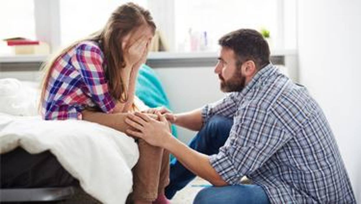 B. Clave: Observa si hay signos físicos inusuales como dientes desgastados, hinchazón facial o cicatrices en los dedos, ya que pueden ser indicativos de vómitos inducidos regularmente.