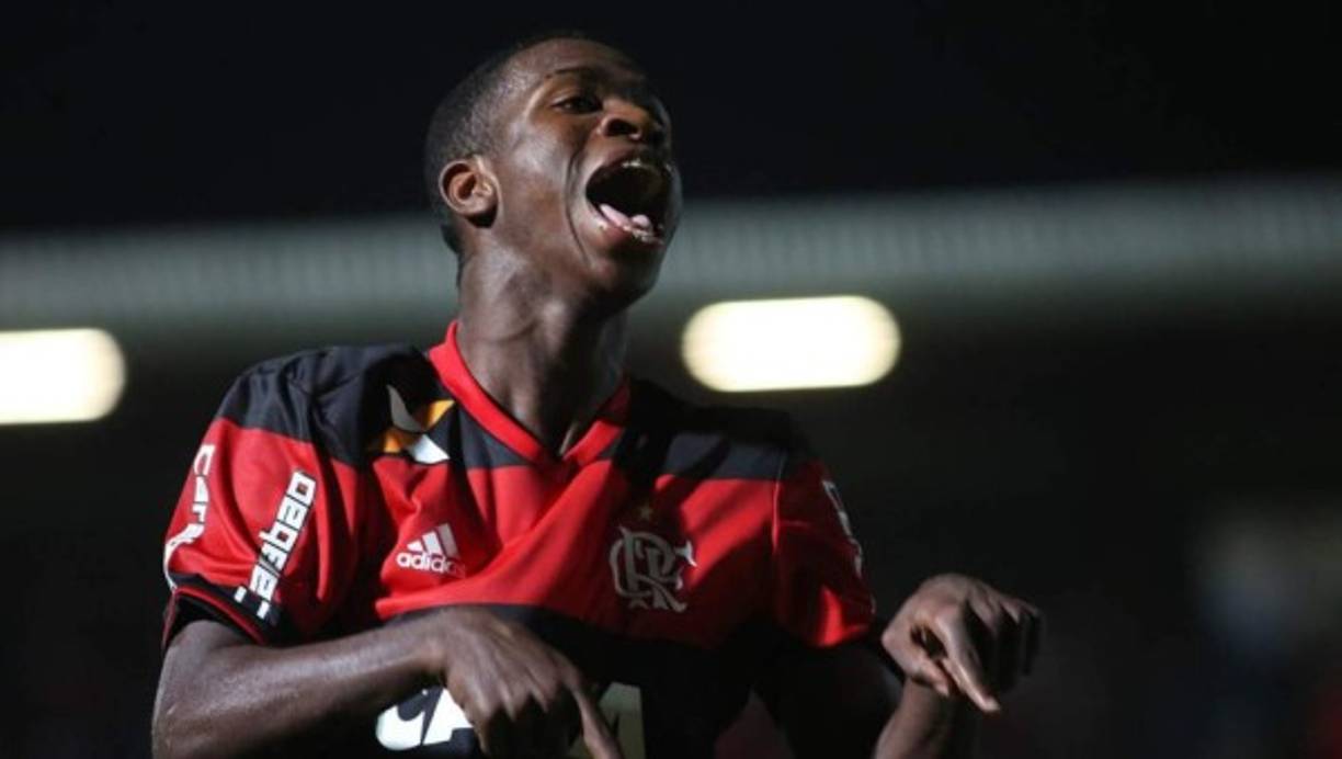 Bombazo. El joven delantero brasileño Vinicius JR estaría por cerrar su fichaje al Real Madrid y llegaría en 2018, por unos 45M€, ya hizo las pruebas médicas en Brasil. El jugador era pretendido por el club Barcelona desde hace unos meses.