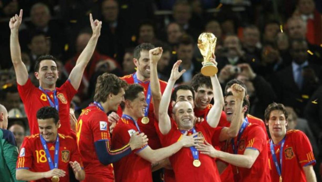 Mundial de Sudáfrica 2010 - Sudáfrica viviría el fútbol total de la Selección Española, que se se proclamaría campeona del mundo por primera vez en su historia tras arrasar con su 'tiki-taka'. Con un juego de toque que encandiló al mundo entero, La Roja se impuso en la prórroga de la final, disputada en el Soccer City de Johannesburgo, a Holanda con un gol de Andrés Iniesta que ya es historia del deporte.