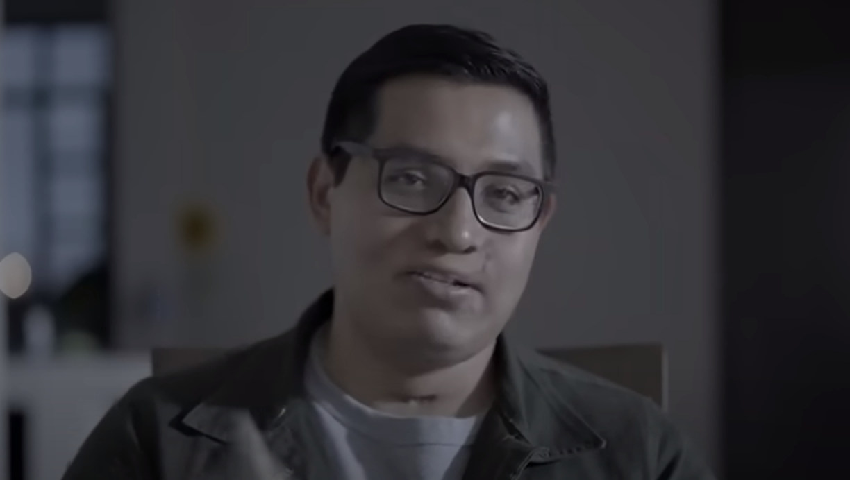 “Los niños me preguntan constantemente por mis cicatrices, es algo que no puedo olvidar”, dijo con resignación Edgar Andrés Vargas, maestro de primaria, quien ama su profesión a pesar de las cicatrices físicas que el crimen de Ayotzinapa le ocasionó.