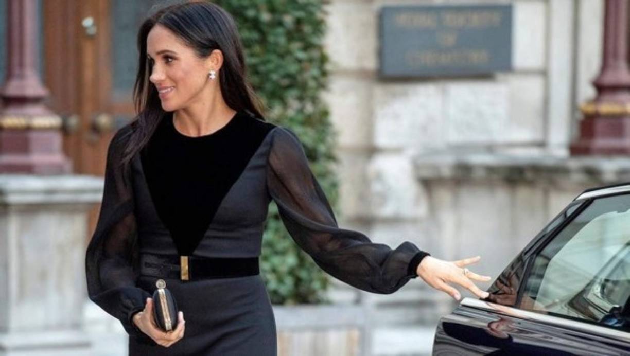 La polémica comenzó desde que la ex actriz llegó a la Royal Academy of Arts de Londres, cuando cerró la puerta del auto por sí sola - aparentemente los británicos están acostumbrados a una realeza más dependiente de sus súbditos a la hora de realizar tareas tan 'comunes'.<br/>