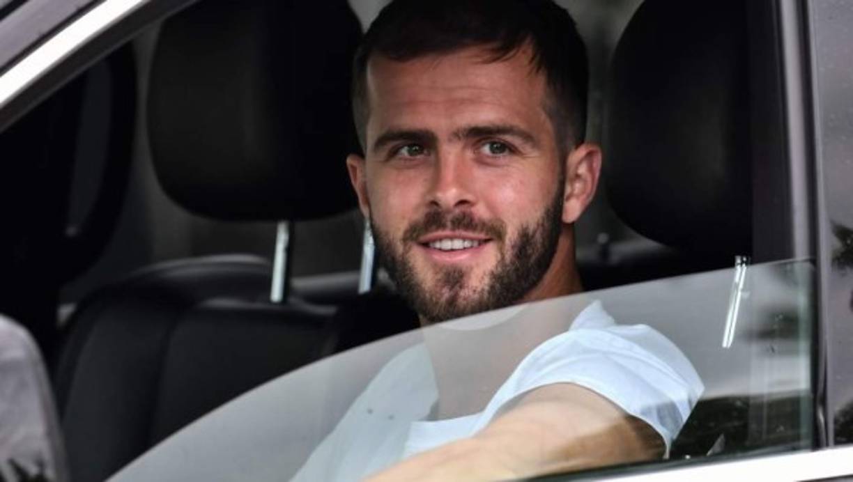 Miralem Pjanić: Según Mundo Deportivo, el centrocampista bosnio no seguirá en el Barcelona y estará regresando a la Juventus.El club italiano se hará cargo de su ficha. Foto AFP.