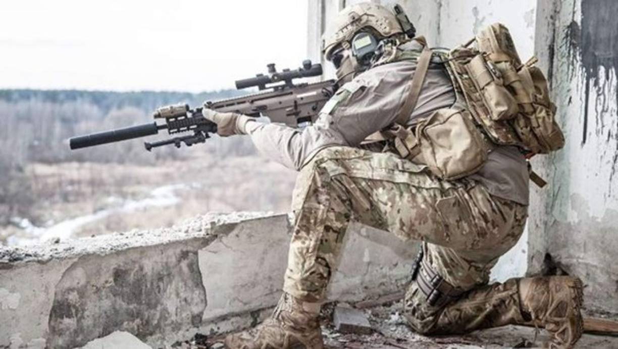 El inglés esperó y esperó. Confió en lo que tenía entre sus manos. Un fusil CheyTac M2000, el arma más poderosa del mundo en su tipo. Su alcance es de tres kilómetros y su costo en el mercado ronda los 15.000 dólares.