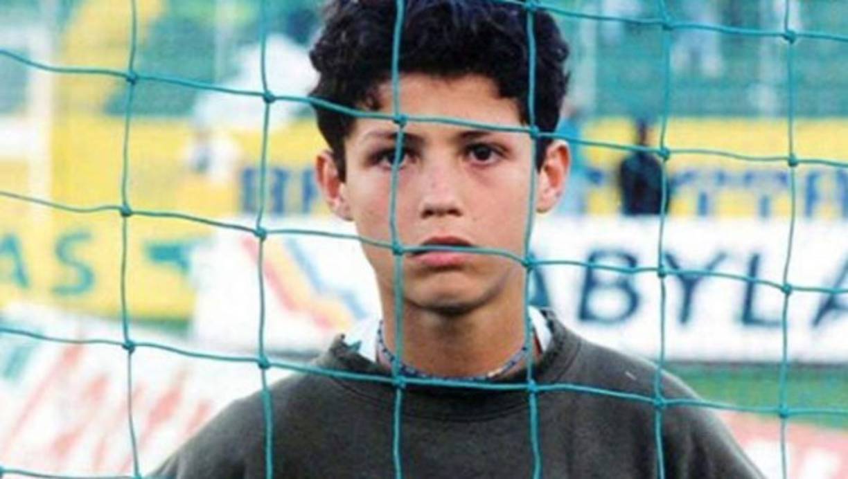 Su madre, Dolores Aveiro, reconoció que Cristiano Ronaldo tuvo que someterse cuando apenas tenía 15 años a un cirugía en el corazón debido a que latía demasiado rápido cuando estaba en reposo. 'Temíamos que tuviese que dejar el fútbol', reconoció la progenitora en una entrevista, aunque también confesó que CR7 'nunca se tomó el problema en serio'.