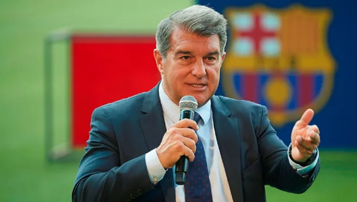 “No vamos a volver a Barcelona y si lo hacemos, vamos a hacer una buena limpieza. Entre ellos, echar a Joan Laporta, desagradecido, con todo lo que le dio Messi a Barcelona”, expresó.