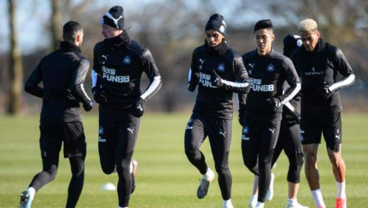 Por su parte, el Newcastle United de la Premier League de Inglaterra ha prohibido a sus jugadores darse la mano con sus compañeros o a rivales.
